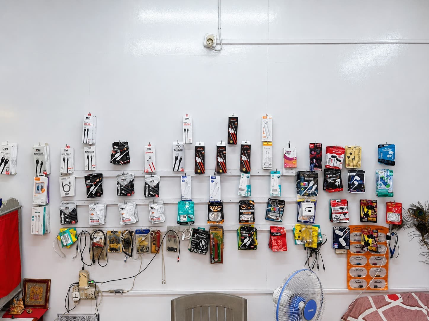 Mobile accessories display rack