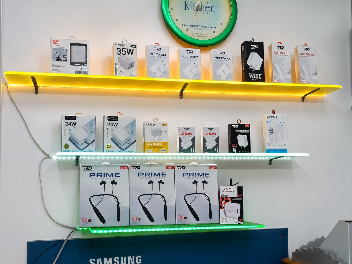 Mobile accessories display rack